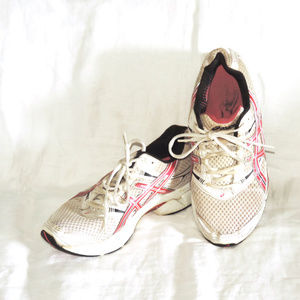 Asics Cumulus 11 red & white athletic shoes